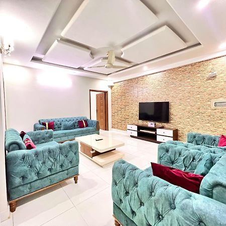 Luxury 3 Bedrooms Apartment Lounge+Kitchen Air-Conditioning And Wifi E11 伊斯兰堡 外观 照片