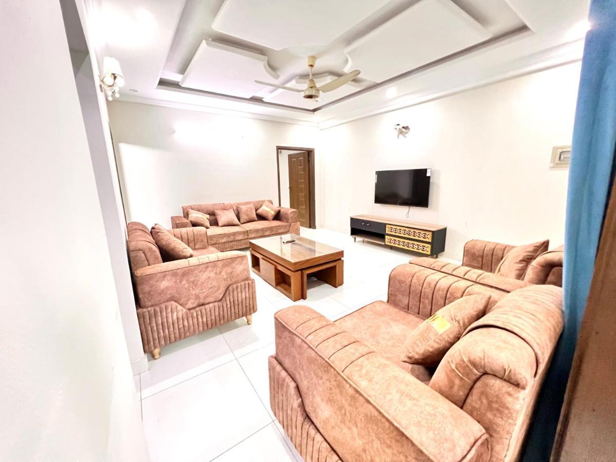 Luxury 3 Bedrooms Apartment Lounge+Kitchen Air-Conditioning And Wifi E11 伊斯兰堡 外观 照片